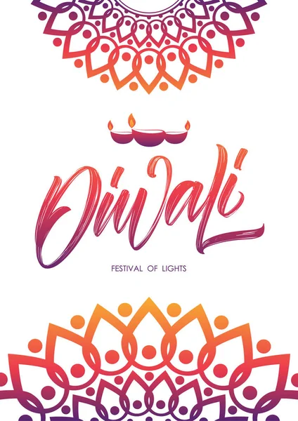 Cartel de saludo vectorial con letras de pincel manuscritas de Diwali, adorno indio y lámparas de aceite sobre fondo blanco . — Vector de stock