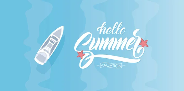 Template of banner with hand drawn type lettering of Hello Summer Vacation and yacht on blue water. Vista aérea superior — Vetor de Stock