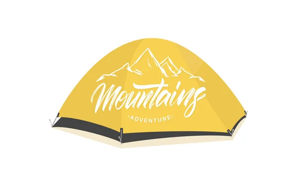 Moderne kalligrafische borstel belettering van bergen avontuur met de hand getekende toppen van bergen schets op tent achtergrond — Stockvector