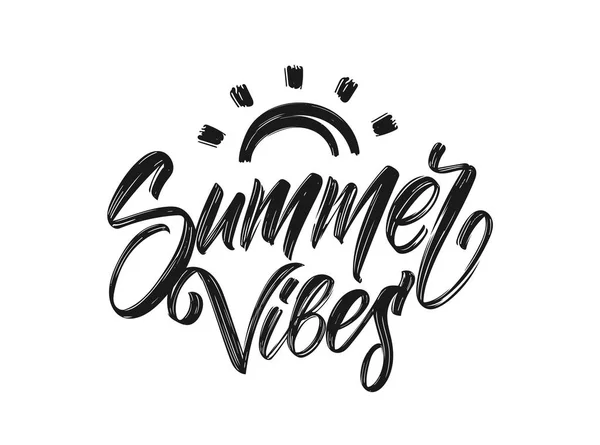 Handgeschreven type belettering van zomer Vibes met hand getekende borstel zon — Stockvector