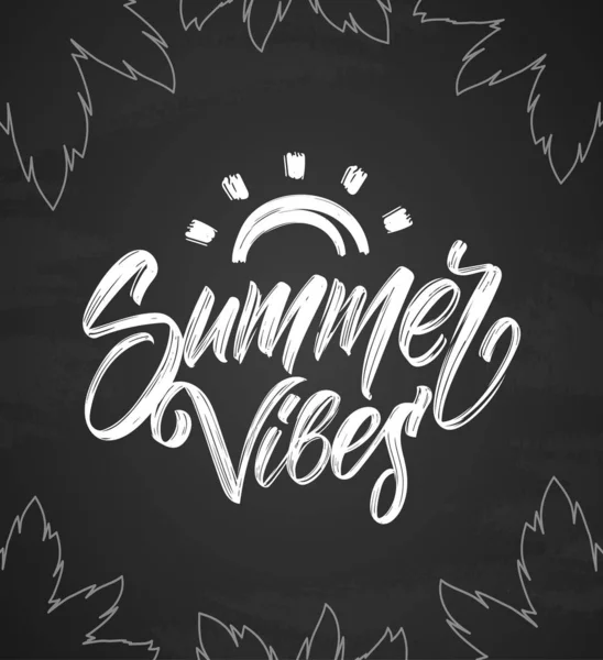 Handgeschreven type belettering van zomer Vibes met hand getekende borstel zon en Palm bladeren op schoolbord achtergrond — Stockvector