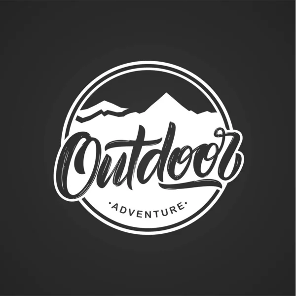 Vektor Abbildung Retro Emblem Mit Kalligrafischem Schriftzug Von Outdoor Adventure — Stockvektor