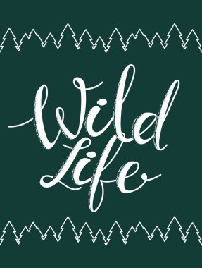 Vektör illüstrasyonu: Çam ormanı arka planında Vahşi Yaşam 'ın el yazısı.