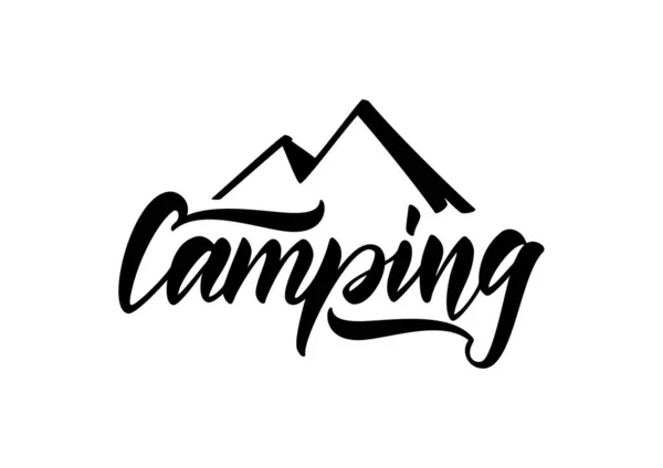 Ilustración Vectorial Emblema Dibujado Mano Camping Con Montañas Sobre Fondo — Vector de stock