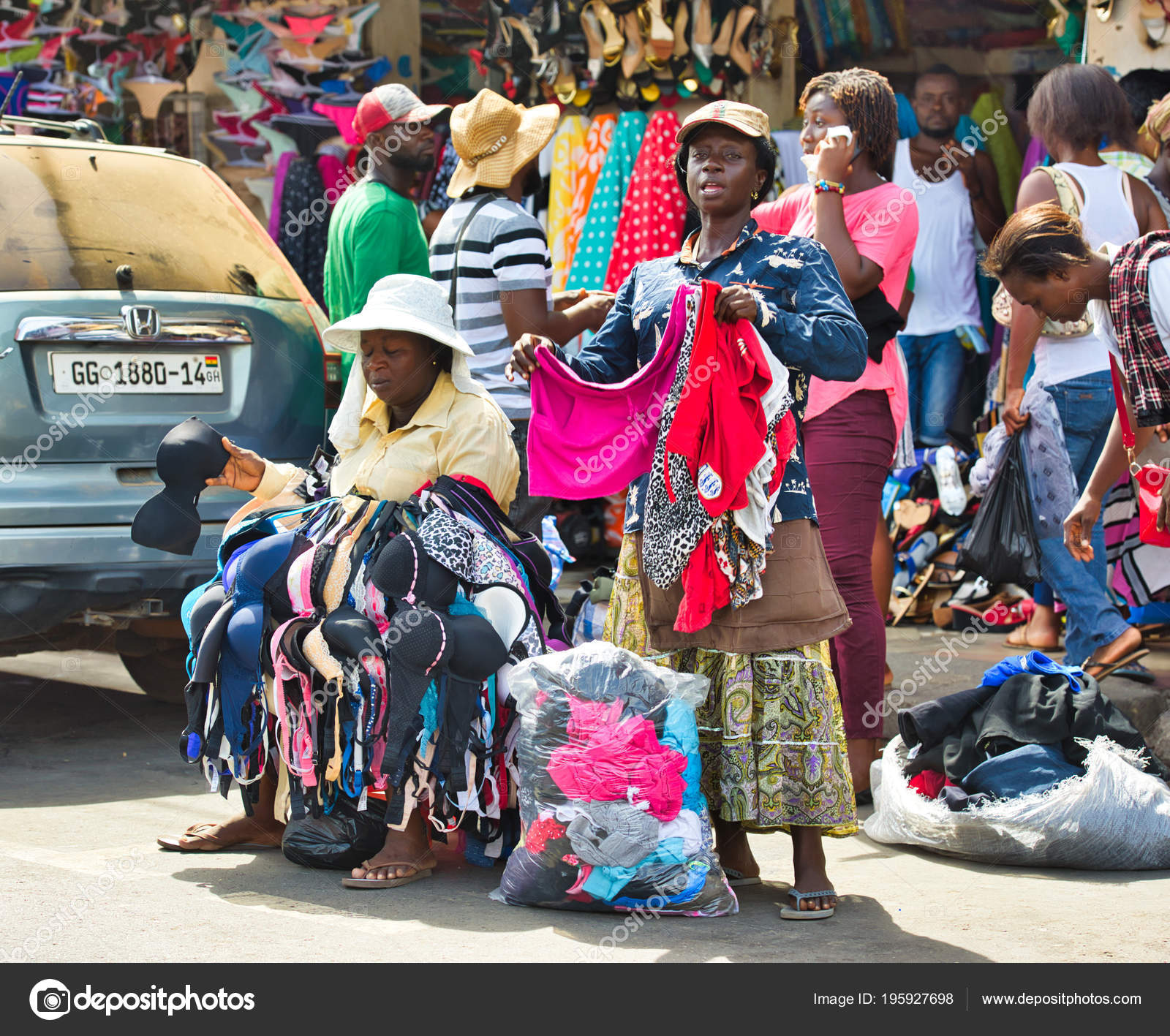 Accra Ghana May 2018 Женщины Продают Одежду Улице Один Торгует.