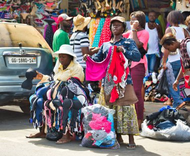Accra, Gana / 1,2018 olabilir: kadın giysileri sokakta satmak. Bir sütyen, şort ile başka bir ile esnaf