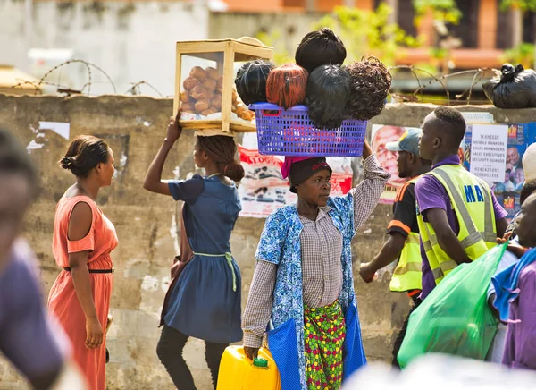 Accra, Gana / 1,2018 olabilir: bir kadının peruk piyasada satmaktadır. Onun mallar kafasına takıyor