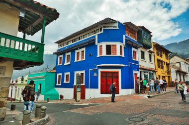 Bogota, Columbia/Mart 15,2018: Eski şehir sokakta. Koloni tarzı.