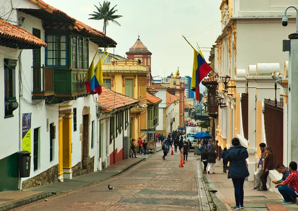 Bogota, Columbia/Mart 15,2018: Eski şehir sokakta. Koloni tarzı.