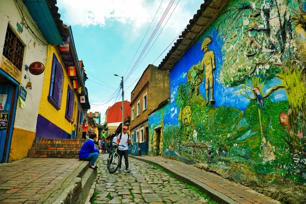 Bogota, Columbia/Mart 15,2018: Eski şehir sokakta. Koloni tarzı.