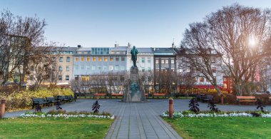 Reykjavik, İzlanda/Kasım 01,2017: Kare, Austurvollur. İzlanda milli kahraman John Sigurdsson bir anıt merkezidir
