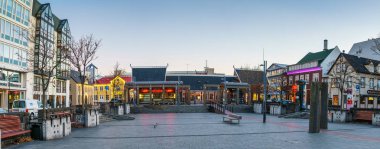 Reykjavik, İzlanda/Kasım 01,2017: Sabah, eski şehir merkezinde meydanda