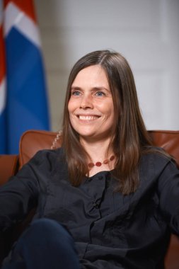Reykjavik, İzlanda/Haziran 14,2018: Başbakan, İzlanda Katrin Jakobsdottir Rus televizyon röportajı sırasında