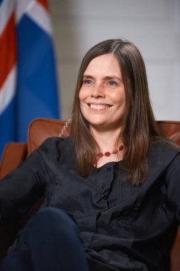 Reykjavik, İzlanda/Haziran 14,2018: Başbakan, İzlanda Katrin Jakobsdottir Rus televizyon röportajı sırasında