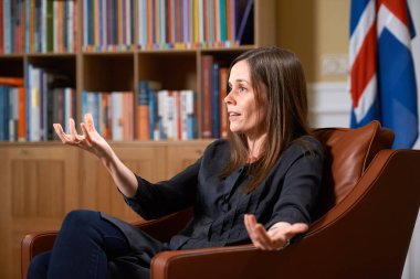 Reykjavik, İzlanda/Haziran 14,2018: Başbakan, İzlanda Katrin Jakobsdottir Rus televizyon röportajı sırasında
