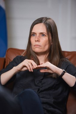 Reykjavik, İzlanda/Haziran 14,2018: Başbakan, İzlanda Katrin Jakobsdottir Rus televizyon röportajı sırasında