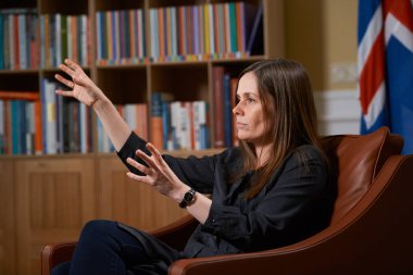 Reykjavik, İzlanda/Haziran 14,2018: Başbakan, İzlanda Katrin Jakobsdottir Rus televizyon röportajı sırasında