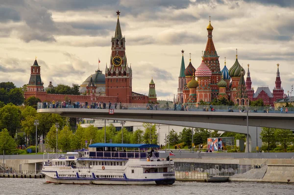 Kremlin Moskova Nehrinin Panoramik Manzarası Yüzen Köprüden Bak — Stok fotoğraf