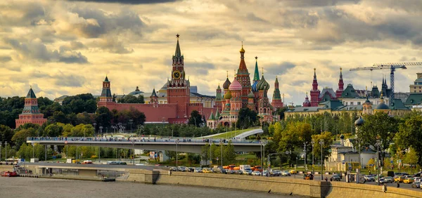 Kremlin Moskova Nehrinin Panoramik Manzarası Yüzen Köprüden Bak — Stok fotoğraf