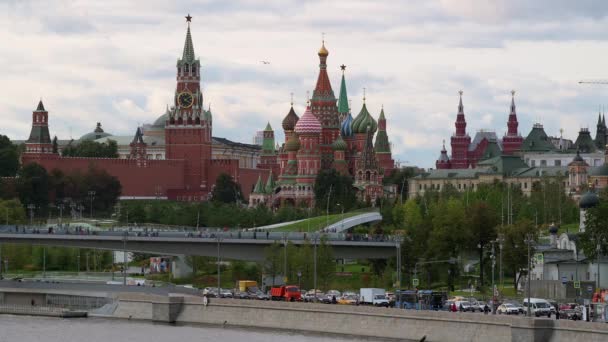 Kathedraal van het Kremlin en St. Basilius van de rivier Moskou. — Stockvideo