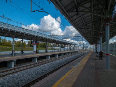 Şehirde boş modern tren istasyonu