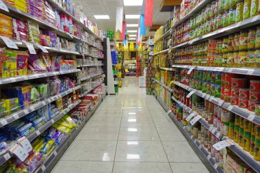 Londra, İngiltere - 12 Aralık 2014: Koridor görünümü Tesco süpermarket.