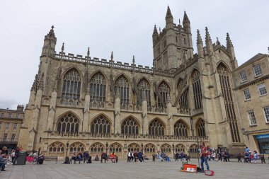 Bath, İngiltere - 9 Mayıs 2018: Bath Abbey avluda turistler ve yerliler için toplamak