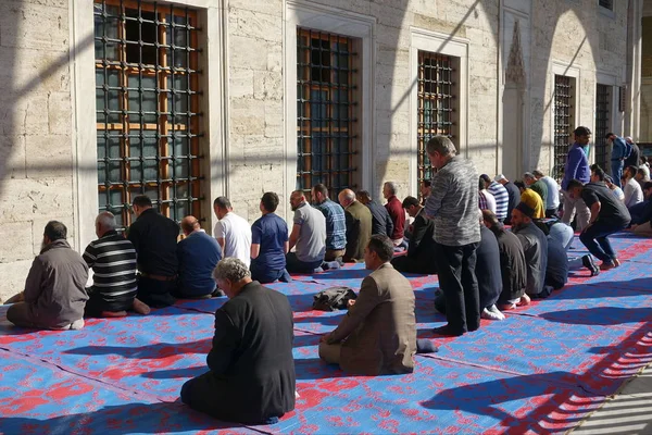 Стамбул Турция Апреля 2018 Года Мусульманские Мужчины Охотятся Голубой Мечети — стоковое фото