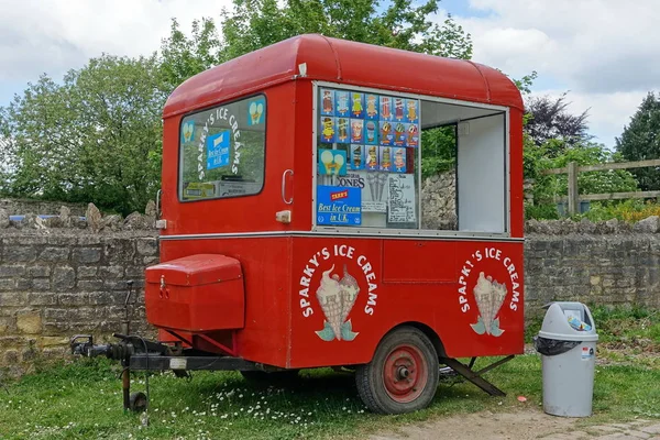 Roter Foodtruck Parkt Auf Gras — Stockfoto