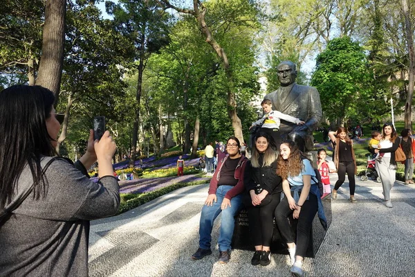 Istanbul Turkije April 2018 Familie Houdingen Voor Foto Standbeeld Van — Stockfoto