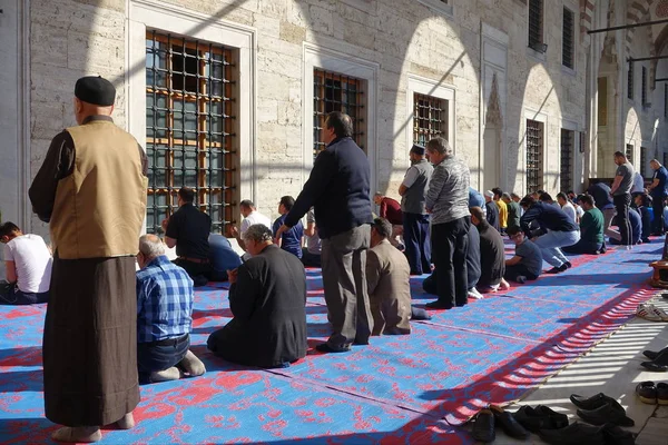 Istanbul Turkey April 2018 Muslim Men Preying Blue Mosque Sultan — Stock Photo, Image