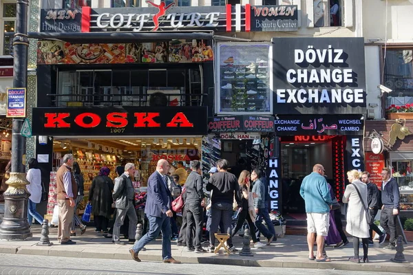 Istanbul Turkije April 2018 Mensen Wandelen Langs Drukke Winkelstraat — Stockfoto