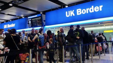 Londra, İngiltere - 24 Ağustos 2018: Hava gezginler sıraya Heathrow Havaalanı'nda sınırların kontrolü