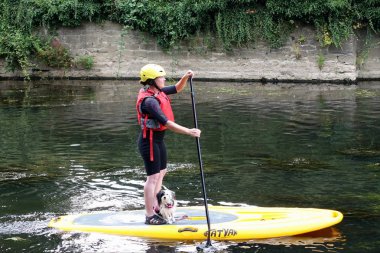 Bradford on Avon, İngiltere - 3 Ağustos 2018: insanlar paddleboard River Avon kadar