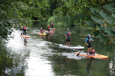 Bradford on Avon, İngiltere - 3 Ağustos 2018: insanlar paddleboard River Avon kadar