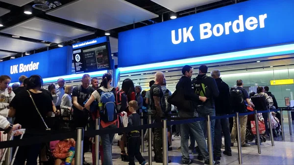 Londra Regno Unito Agosto 2018 Viaggiatori Aerei Fanno Coda Controllo — Foto Stock