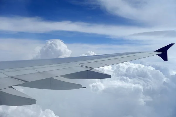 Vue Une Aile Avion Contre Ciel Nuageux Bleu — Photo