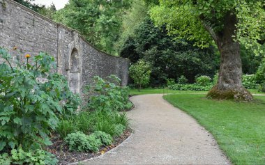 Güzel bir İngiliz tarzı bahçe bir sarma çakıl yol doğal görünümünü