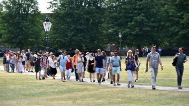 Salisbury, İngiltere - 6 Temmuz 2018: Bir şehir merkezi Parkı ile bir Tur Grup yürüyor