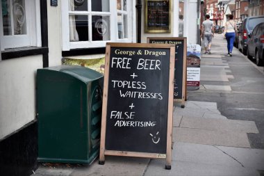 Salisbury, İngiltere - 6 Temmuz 2018: Bir kara tahta işaret dışında bir pub bir şehir merkezi sokakta gördüm