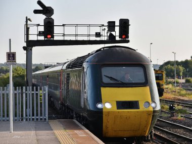 Westbury, İngiltere - 15 Temmuz 2018: Westbury Tren İstasyonu, bir şehirlerarası 125 tren çeker