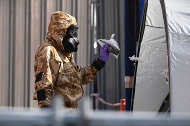 Salisbury, İngiltere - 6 Temmuz 2018: Tekdüzen sokakta yürüme bir asker
