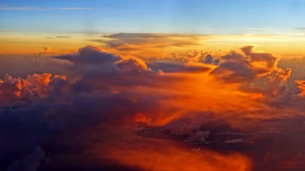 Vista Belo Céu Pôr Sol Visto Uma Alta Altitude — Fotografia de Stock