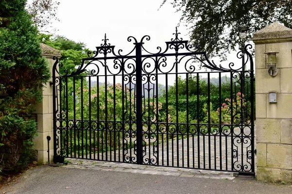 View Ornate Gated Entrance Old English Country House Driveway — Stock Photo, Image