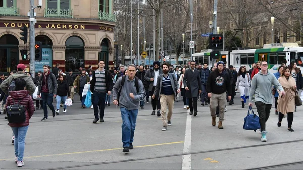 Melbourne Australia Agosto 2018 Gente Cruza Una Calle Centro Ciudad — Foto de Stock
