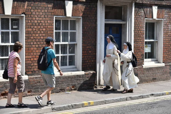Salisbury Reino Unido Julio 2018 Monjas Caminando Por Una Calle — Foto de Stock