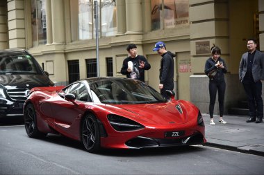 Melbourne, Avustralya - 22 Ağustos 2018: bir şehir merkezi cadde üzerinde Park A Mcclaren 720s supercar oturur