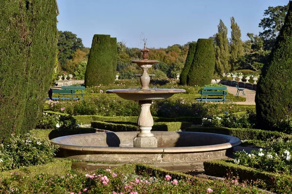 Schöner Antiker Brunnen Einem Ruhigen Formalen Garten — Stockfoto