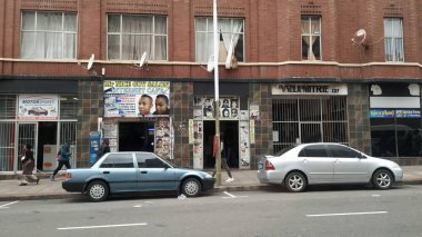 Durban, Güney Afrika - 4 Ekim 2018: Durban Şehir merkezinde bir cadde boyunca insanlar yürümek