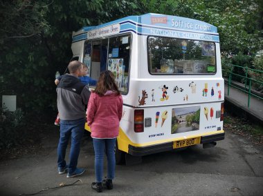 Bath, İngiltere - 7 Ekim 2018: Bir dondurma vagonu bir şehir merkezi sokakta müşterilerine hizmet vermektedir